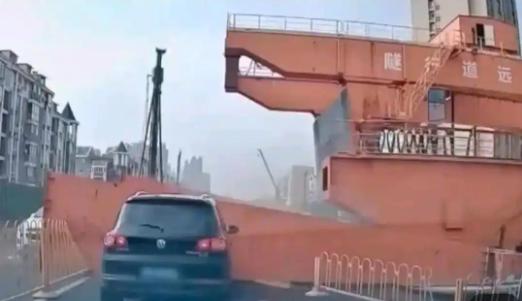 武汉地铁工地龙门吊倒塌致1死1伤 ，工程安全不容忽视